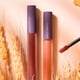 thumbnail image 2 of Brillo labial duradero HOLD LIVE de 2,7 g con forma de pajita pequeña y acabado suave, 2 of 8
