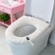 thumbnail image 3 of Cojín grueso para asiento de inodoro con estampado floral pequeño de piel sintética y asas. Asiento de inodoro de felpa., 3 of 5