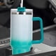 thumbnail image 4 of Vaso de 40 oz con asa y tapa con pajita, taza de viaje de acero inoxidable reutilizable y aislada que mantiene las bebidas frías, botella para agua, té helado o café, 4 of 5