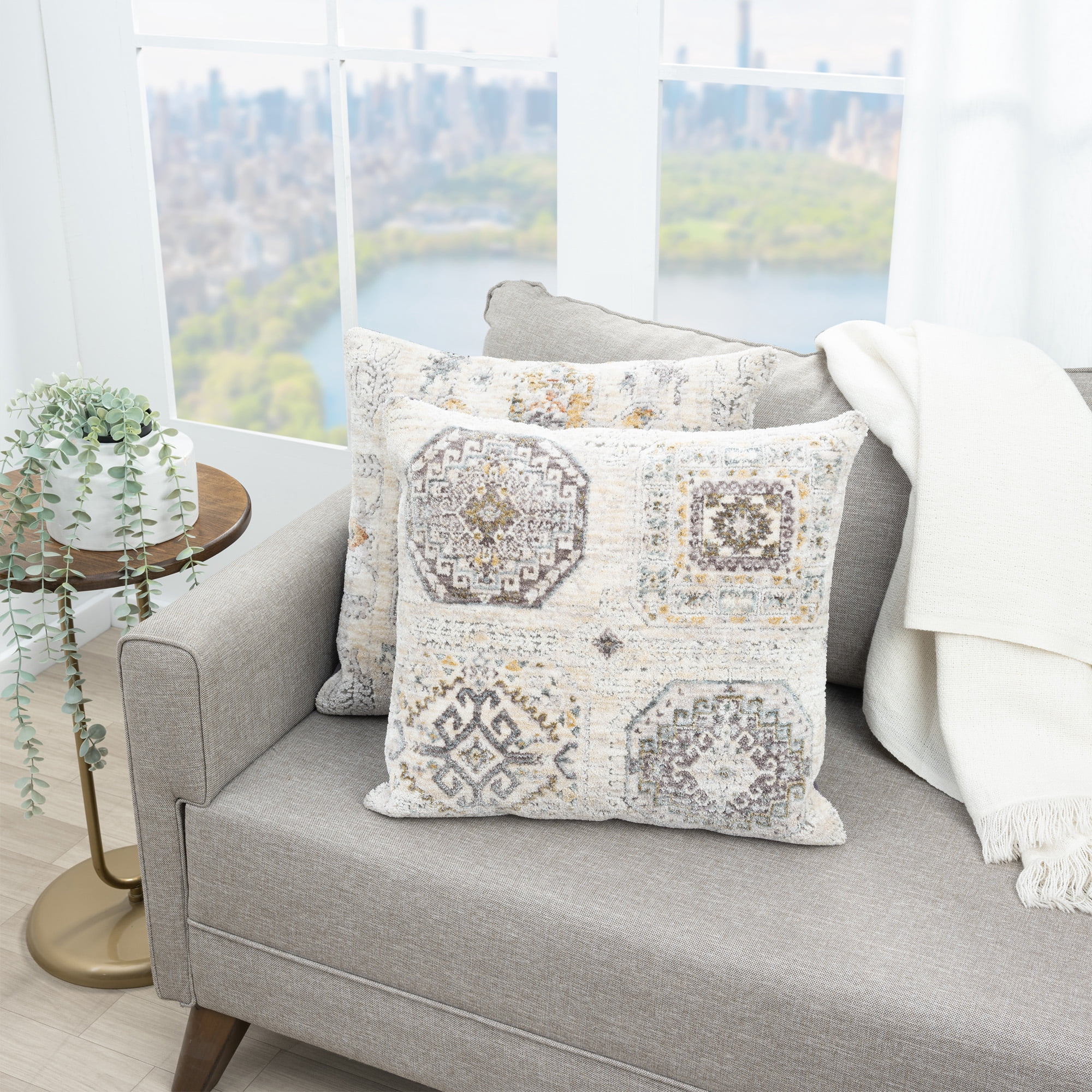 Harlow Hill Ivorelle 20" x 20" Light Gray / Ivory Medallion Polyester Adult Decorative Throw Pillow Cover