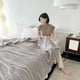 thumbnail image 4 of Manta de franela de 200 x 180 cm, ideal para la cama, el sofá o como manta calentita. Suave franela color leche, tamaño grande, fácil de plegar y transportar. Perfecta para el dormitorio., 4 of 9