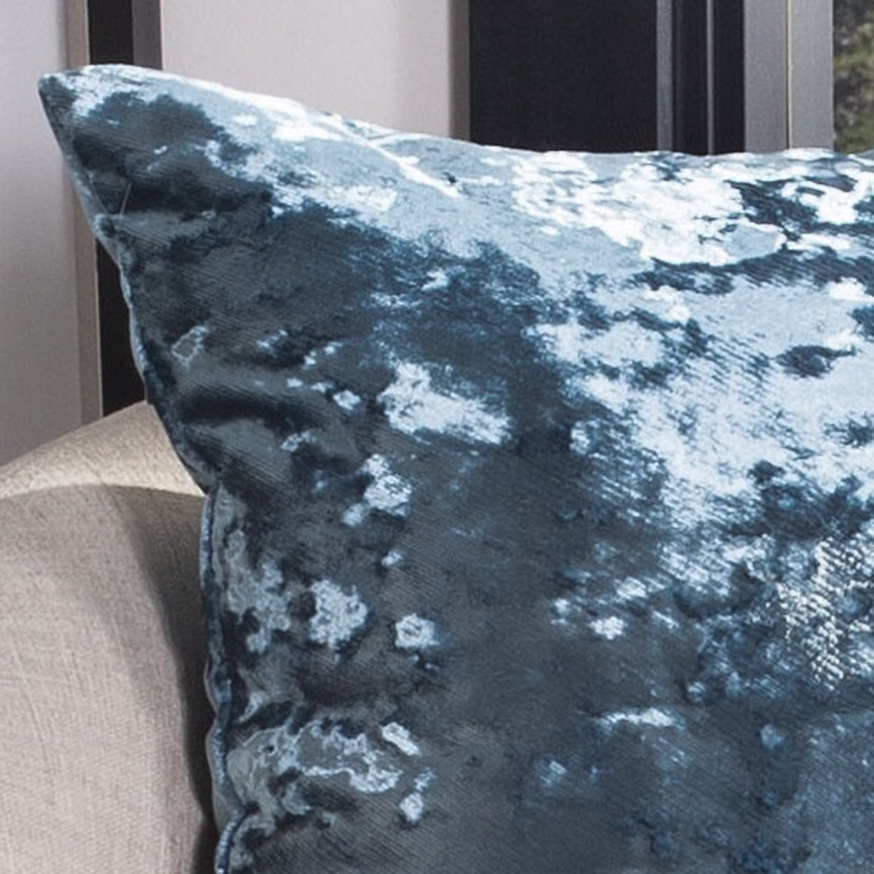 SAFAVIEH Gili 18" x 18" Distressed Solid Plush Pillow, Marine Blue