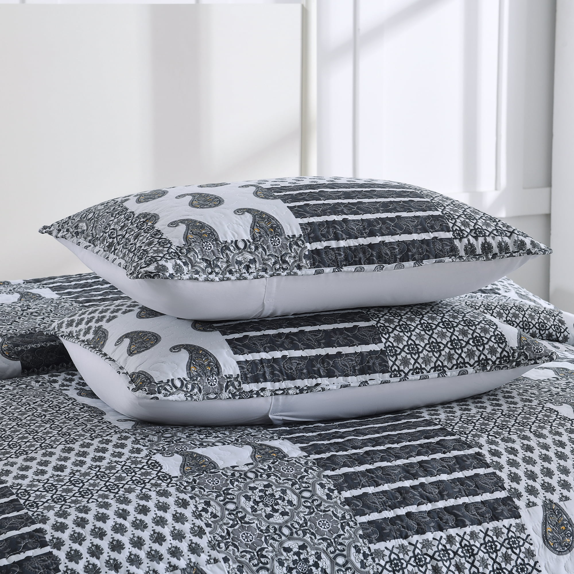 King Size Quilt Set, GREAGLE 3-Piece Warm Lightweight Rustic Farmhouse Grey Coverlet Patchwork Full Bedspreads Set with Pillow Shams, 104x90 inch, Gray Paisley Plaid Print