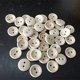 thumbnail image 2 of 100 piezas Botones de madera hechos a mano, Botones surtidos para manualidades Botones de costura de madera, para coser accesorios de ropa, bricolaje 20 mm, 2 of 5