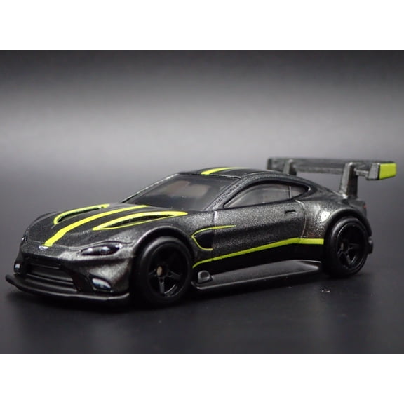 Open Box ASTON MARTIN VANTAGE GTE RACING RACE TEAM 1/64 SCALE DIORAMA DIECAST MODEL CAR