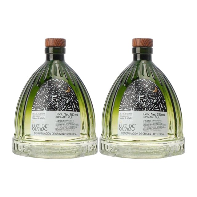 pack 2 mezcal luz de olvido tobalá joven 750 ml pack de dos botellas de 750 ml, vista frontal centrada de botellas verdes cónicas con base ancha y tapón de madera, etiqueta negra con ilustración plateada que muestra 'Cont. Net. 750 ml' y '38% Alc. Vol.'; mezcal Tobalá joven, aromático y suave, apto para disfrutar solo o en cócteles.