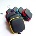 thumbnail image 2 of Una bolsa roja para auriculares, una mini caja de almacenamiento rígida y una caja para auriculares. oso de fresa Electrónica, 2 of 5