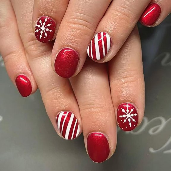 Christmas Press on Nails Short Squoval Fake Nails Stripes False Nails with Design Red Full Cover Glue on Nails Glossy Artificial Acrylic Nail Snowflake Stick on Nails for Women Manicure 24Pcs Style08
