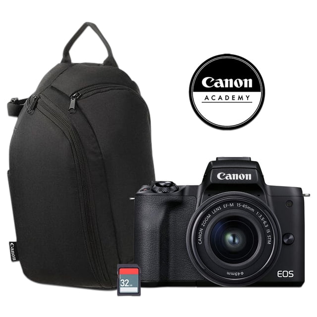 cámara fotográfica digital canon eos m50 mark ii de 24.1mp, video hasta 4k, lente ef-m 15-45mm — Cámara negra vista 3/4 frontal con lente EF-M 15-45mm montada, agarre texturizado derecho, dial superior y zapata visibles; mochila negra incluida a la izquierda y tarjeta SD de 32GB delante; logotipo Canon en la parte superior; plano sobre fondo blanco, adecuada para vlogs gracias a su pantalla táctil abatible.