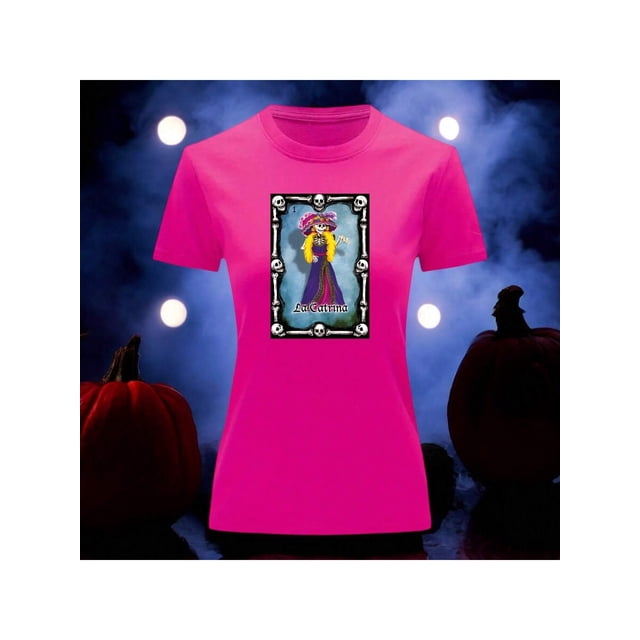 playera blusa con impresion de la catrina de loteria dia de muertos tradicion mexicana color fucsia talla grande marca emil saes Vista frontal centrada de blusa fucsia con impresión de carta de lotería 'La Catrina' en el pecho; figura esquelética con sombrero y vestido morado dentro de marco negro con calaveras, cuello redondo, manga corta y tela ligera; ideal como prenda temática para celebraciones.