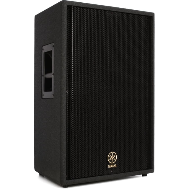 bafle pasivo yamaha de 15 pulgadas c115v frontal en 3/4, gabinete negro con rejilla metálica perforada y logo Yamaha dorado; woofer de 15" con marco fundido detrás de la rejilla, bocina de directividad 90 x 45°, control de potencia con pico de 1000 vatios y soporte de poste integral, mango lateral para transporte; suele usarse tanto para música grabada como en vivo.