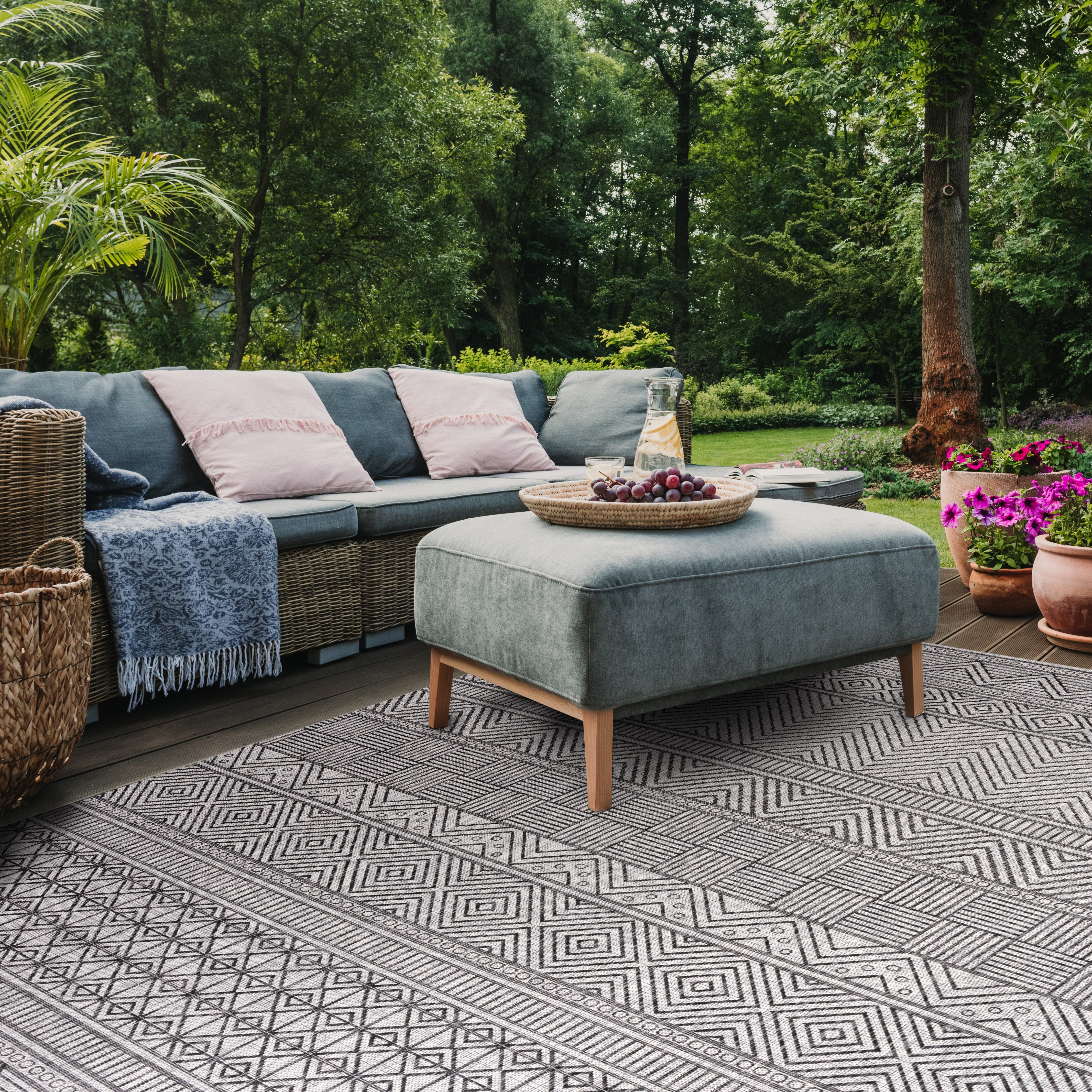 Safavieh Courtyard Altan Geometric Indoor/Outdoor Area Rug, Black/Gray, 5'3" x 5'3" Square