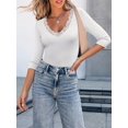 thumbnail image 2 of Top LUXVEER acanalado con mangas 3/4 y cuello en V con ribete de encaje blanco para mujer, 2 of 7
