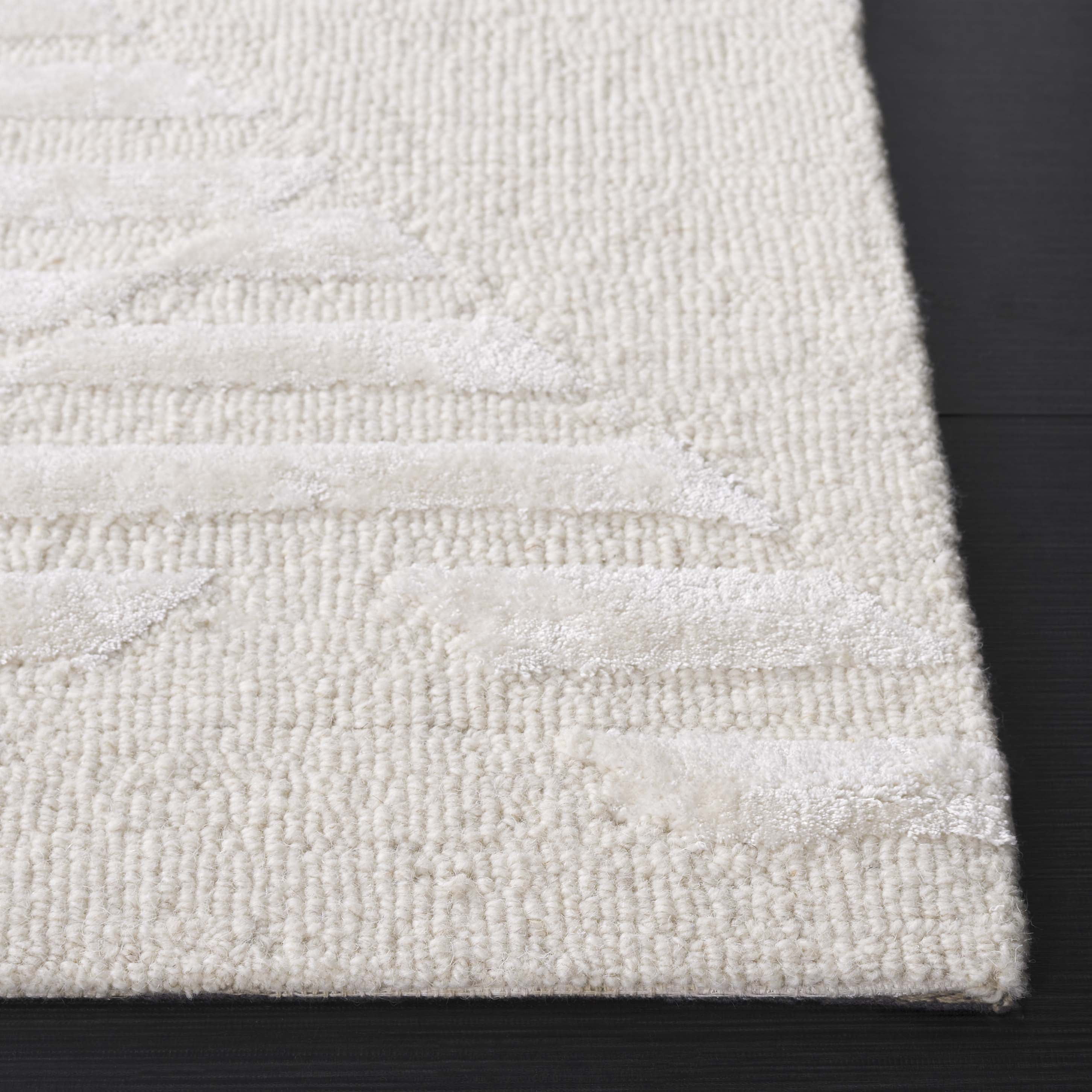 SAFAVIEH Soho Stewart Geometric Area Rug, Ivory, 5' x 8'