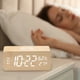 thumbnail image 4 of Fiudx Reloj de Madera con Carga Inalámbrica, Pantalla de Temperatura y Humedad, Luz Nocturna Led y Modo Silencioso, Diseño Inteligente Multifuncional, Carga Rápida, Ideal para Oficina En Casa, Tamaño, 4 of 5