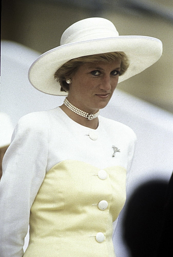 Princess Diana wearing a sun hat Photo Print - Walmart.com