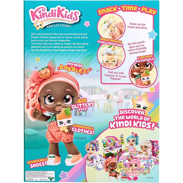 muñeca de juego preescolar kindi kids snack time friends melocotones de verano, muñeca de pie con cabello rizado color melocotón, vestido corto estampado y zapatos removibles de color Negro, ojos grandes tipo glitter y cabeza 'bobble', empaque con gráficos de helado y licuado; también apta como muñeca de exhibición en estantes infantiles.