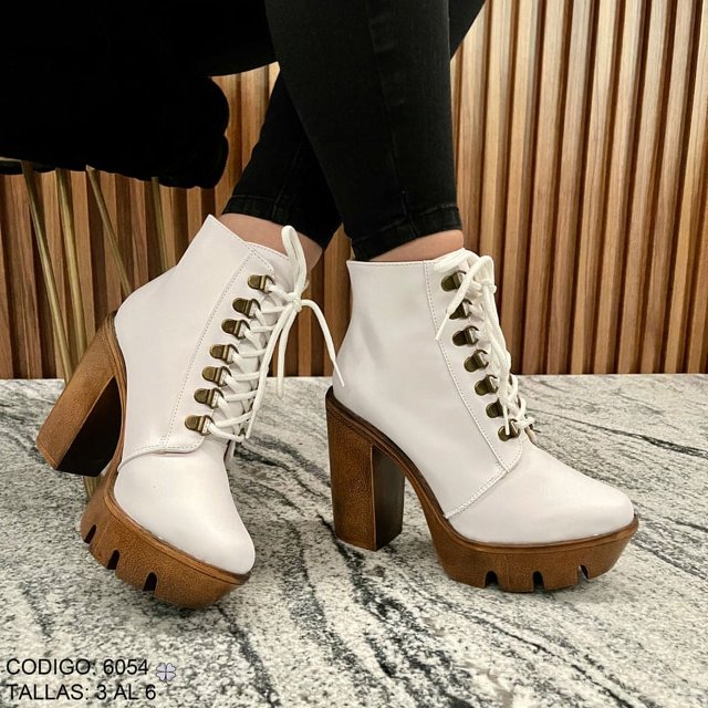 Bota Modelo 6054 Chic Choes para Dama color Blanco SBSC 6054-