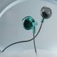 thumbnail image 4 of Los auriculares vienen con auriculares para juegos integrados sin retardo para reconocimiento de voz y están equipados con micrófonos con cable., 4 of 5