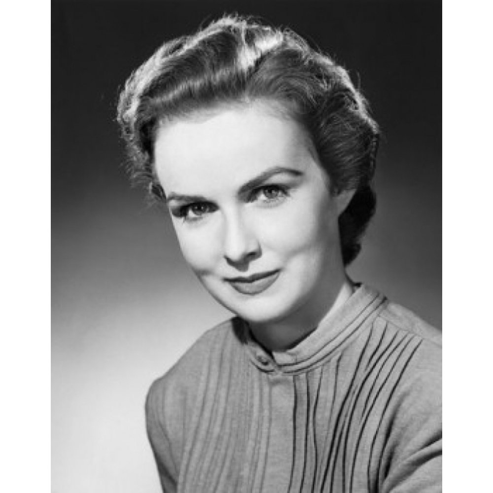 Portrait of a young woman Poster Print (24 x 36) - Walmart.com