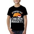 thumbnail image 1 of Camiseta infantil con frase divertida "Powered by Chicken Nuggets", cuello redondo informal, tejido de punto de poliéster ligeramente elástico, manga corta estampada, top de verano - Negro, 1 of 4