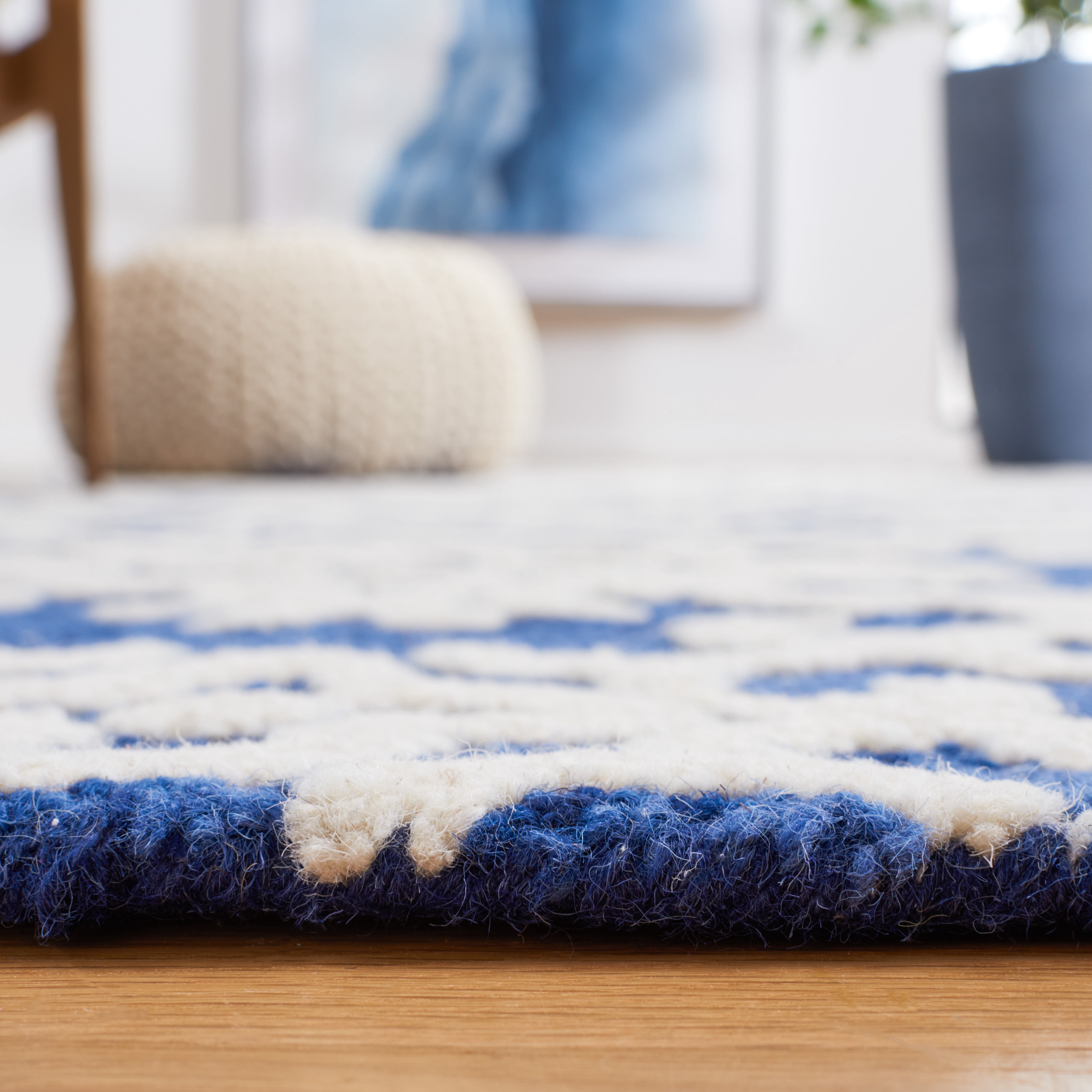 SAFAVIEH Blossom Cletus Geometric Wool Area Rug, Navy/Ivory, 6' x 9'