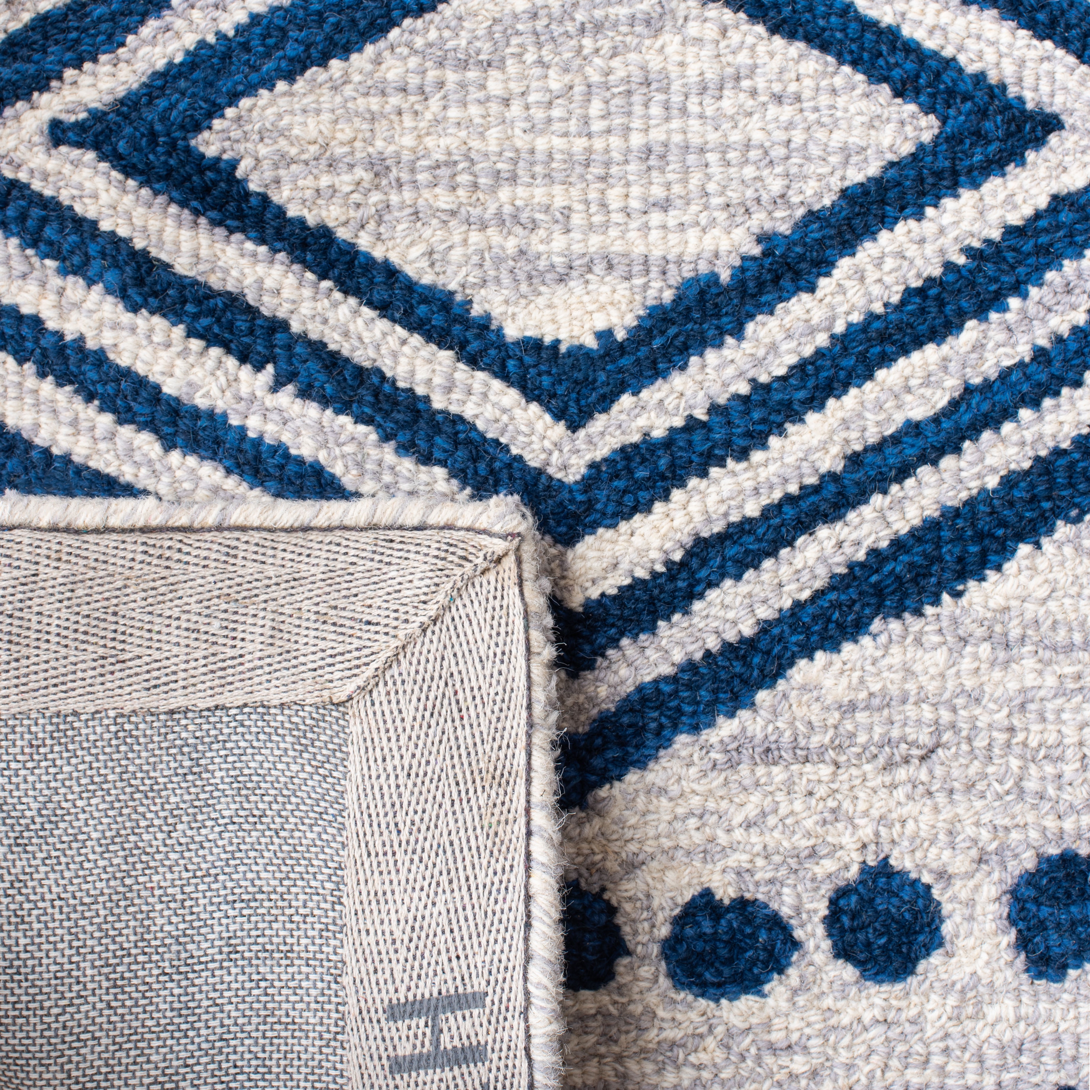 SAFAVIEH Micro-Loop Glenda Geometric Aztec Wool Area Rug, Ivory/Navy, 6' x 9'