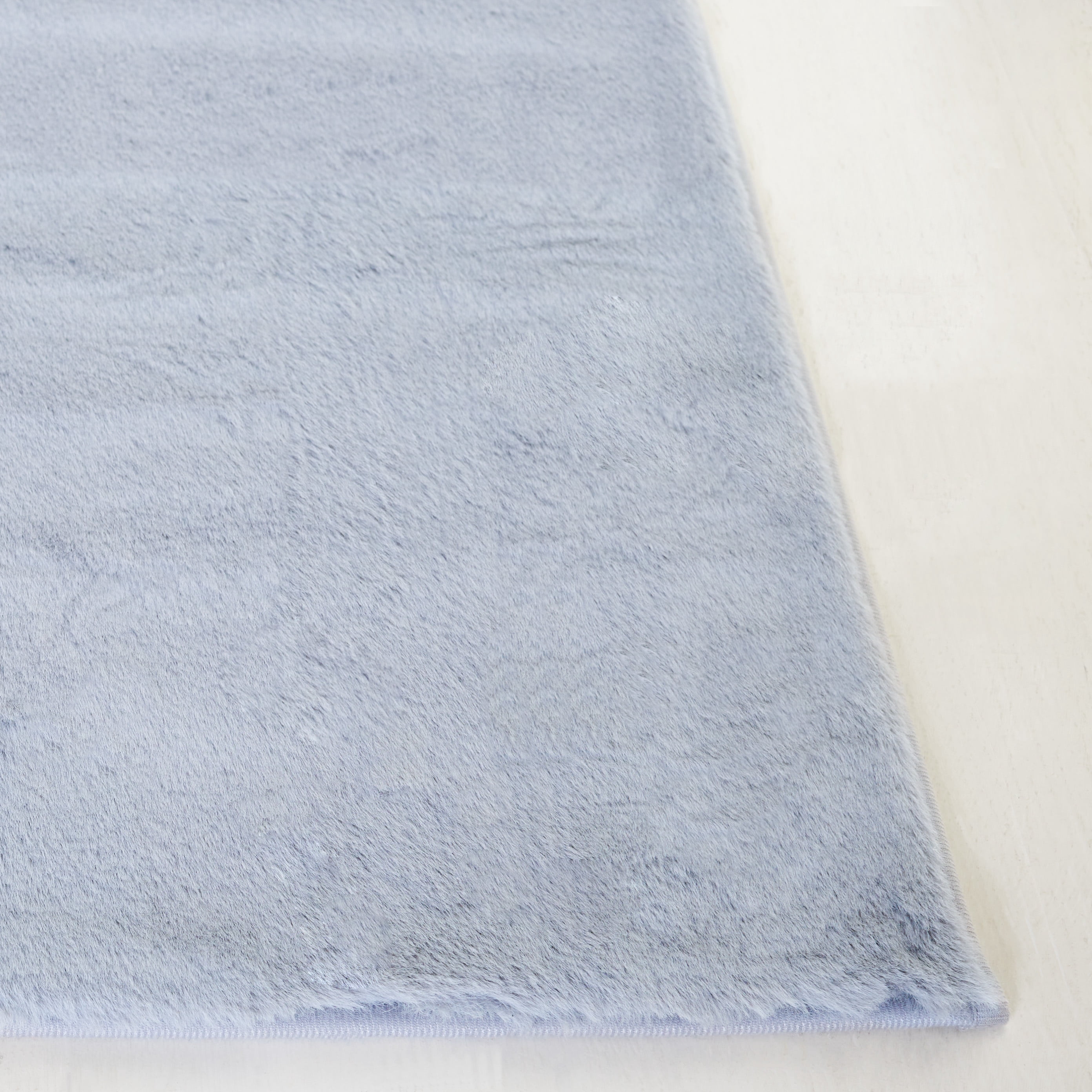 Safavieh Faux Rabbit Fur Davin Solid Machine Washable Slip Resistant Area Rug, Light Gray, 6' x 9'