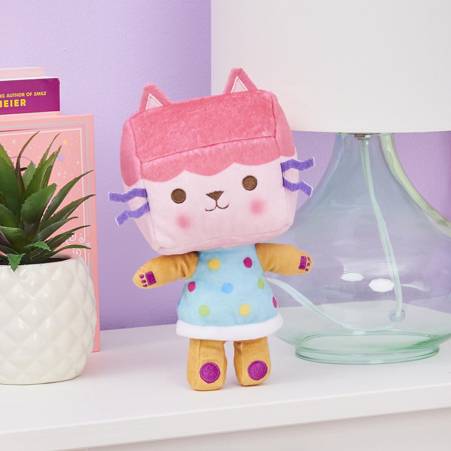 Gabby’s Dollhouse, Peluche Purr-ific Plush Baby Box Cat de 20,3 cm, jouets pour enfants à partir de 3 ans