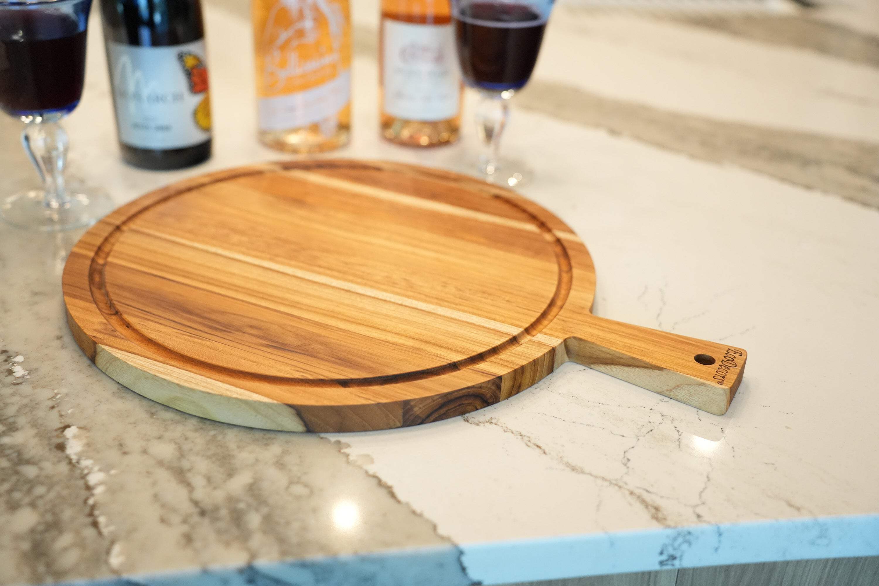 EcoDecors 18" x 14" Round FSC Teak Cutting Board with Handle  Juice Groove