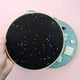 thumbnail image 4 of (Negro) Exhibidor de pared para colgar broches, soporte para joyas, esmaltado, pendientes, collares, tablero de lentejuelas con estrellas, exhibición de colección de alfileres, lona/cuero, 4 of 5