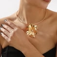 thumbnail image 3 of Juego de Joyería KummerSaprk Collar y Aretes Grandes de Flor Dorada, 3 of 6