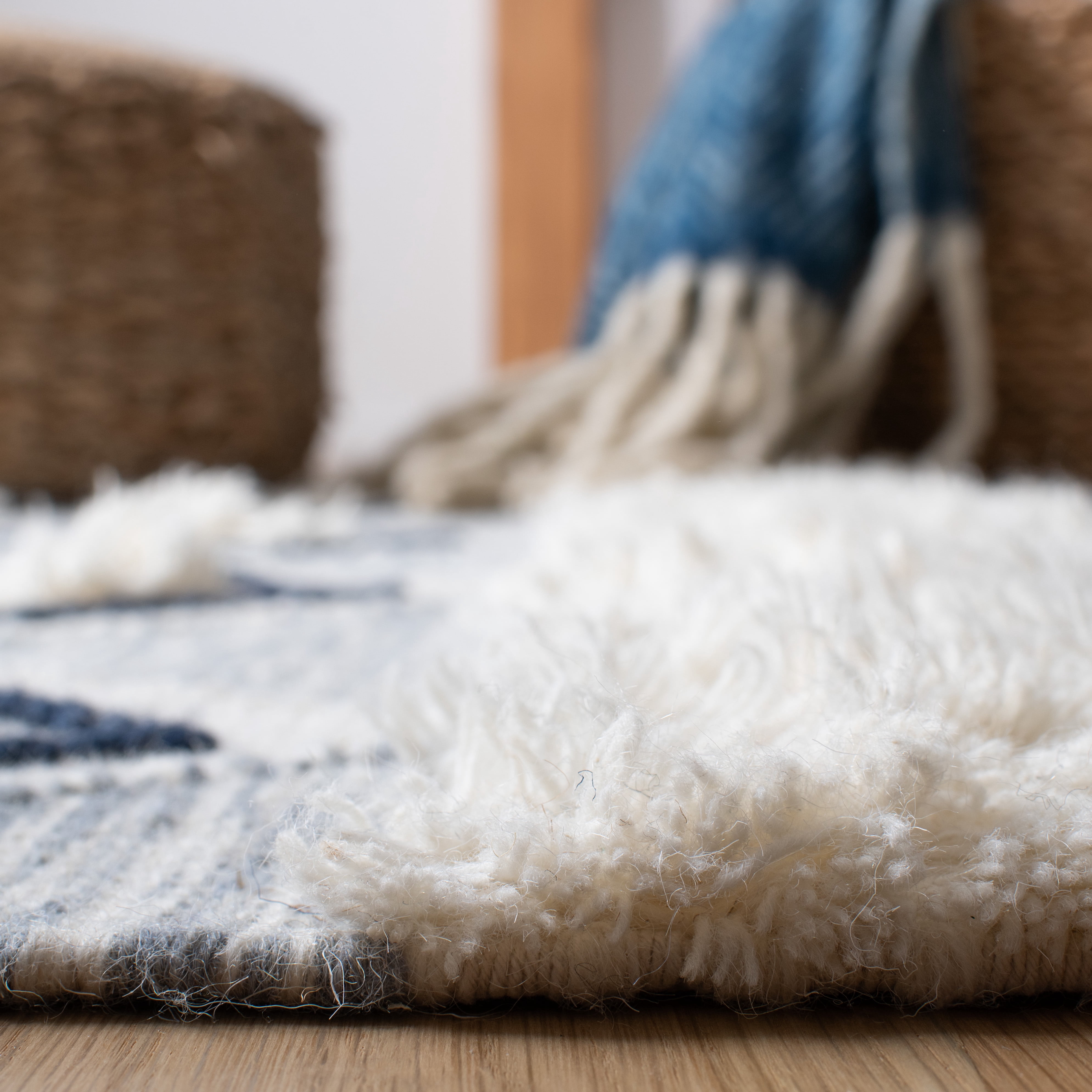 SAFAVIEH Natura Hepburn Geometric Wool Area Rug, Ivory/Blue, 4' x 6'