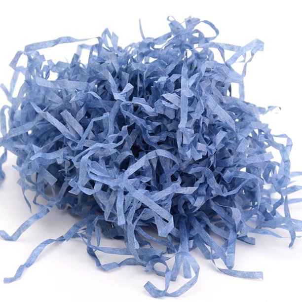 Confeti triturado en tiras y hebras de papel de rafia para envolver regalos y rellenar cestas de bricolaje