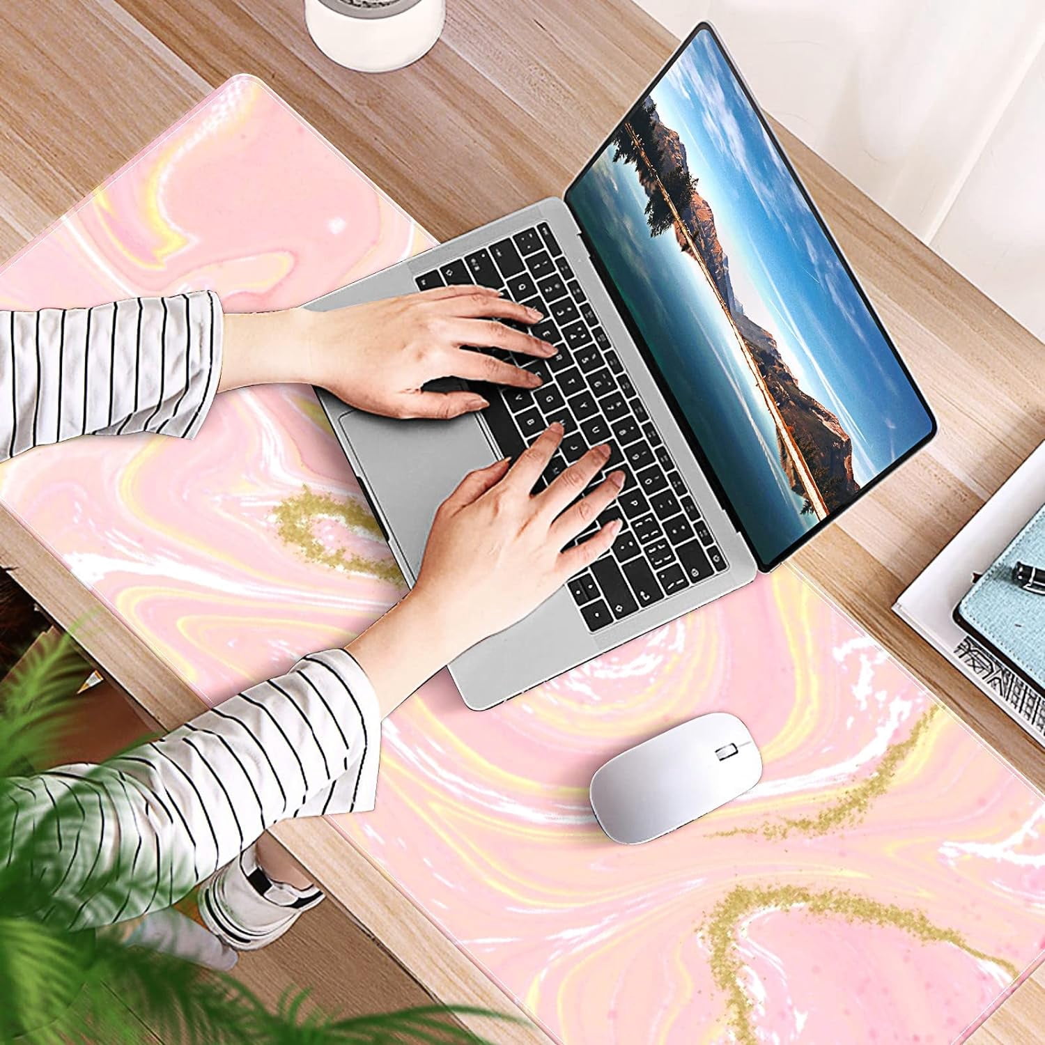 Beauty Pink Gold Sparkling Marble Desk Mat, Desk Accessory, Cute Workspace, Trendy Workspace, Trendy, 35.4x15.7in Large Gaming Mouse Pad, Cute Desk Topper, Pretty Desk Pad