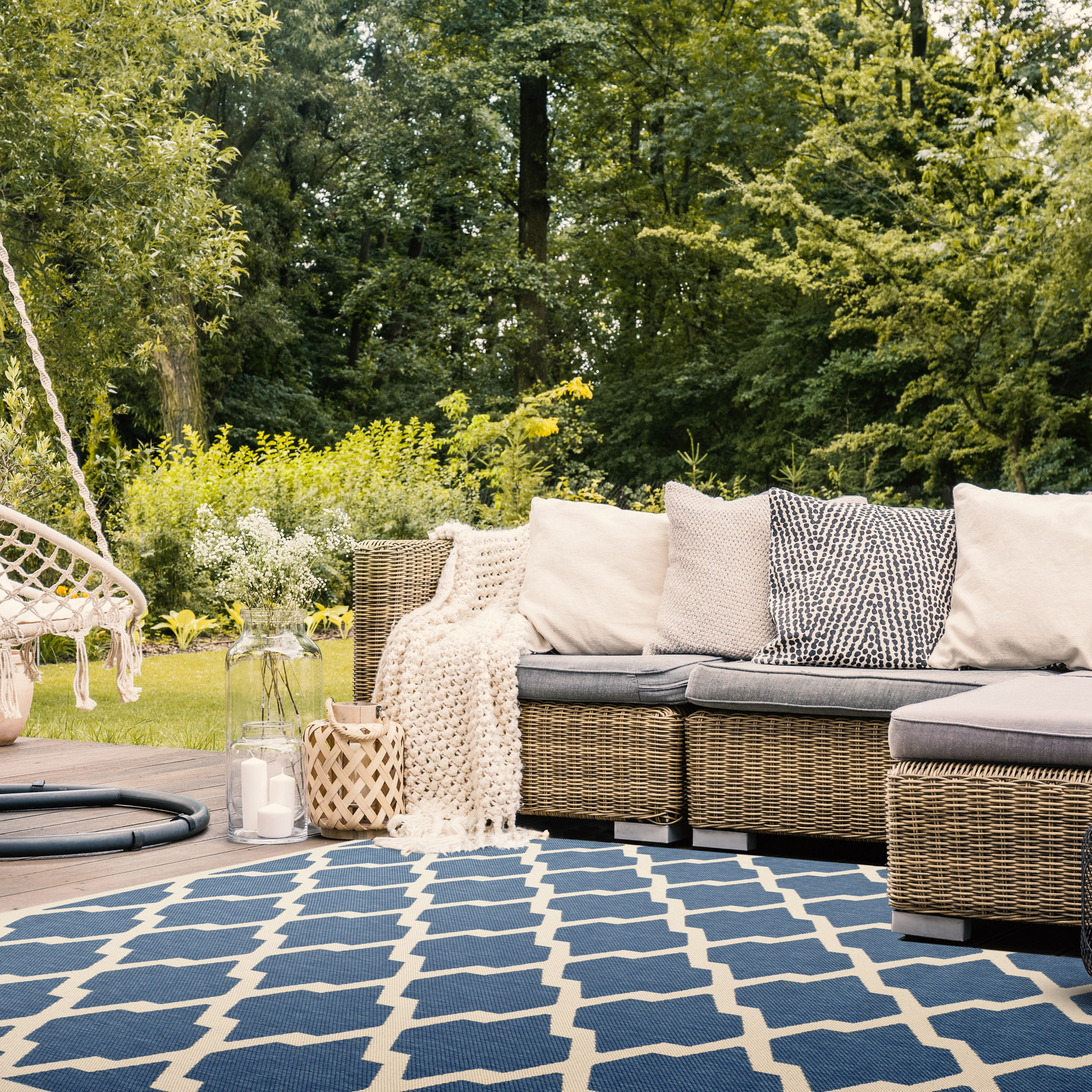 Safavieh Courtyard Amber Geometric Indoor/Outdoor Area Rug, Blue/Beige, 5'3" x 7'7"