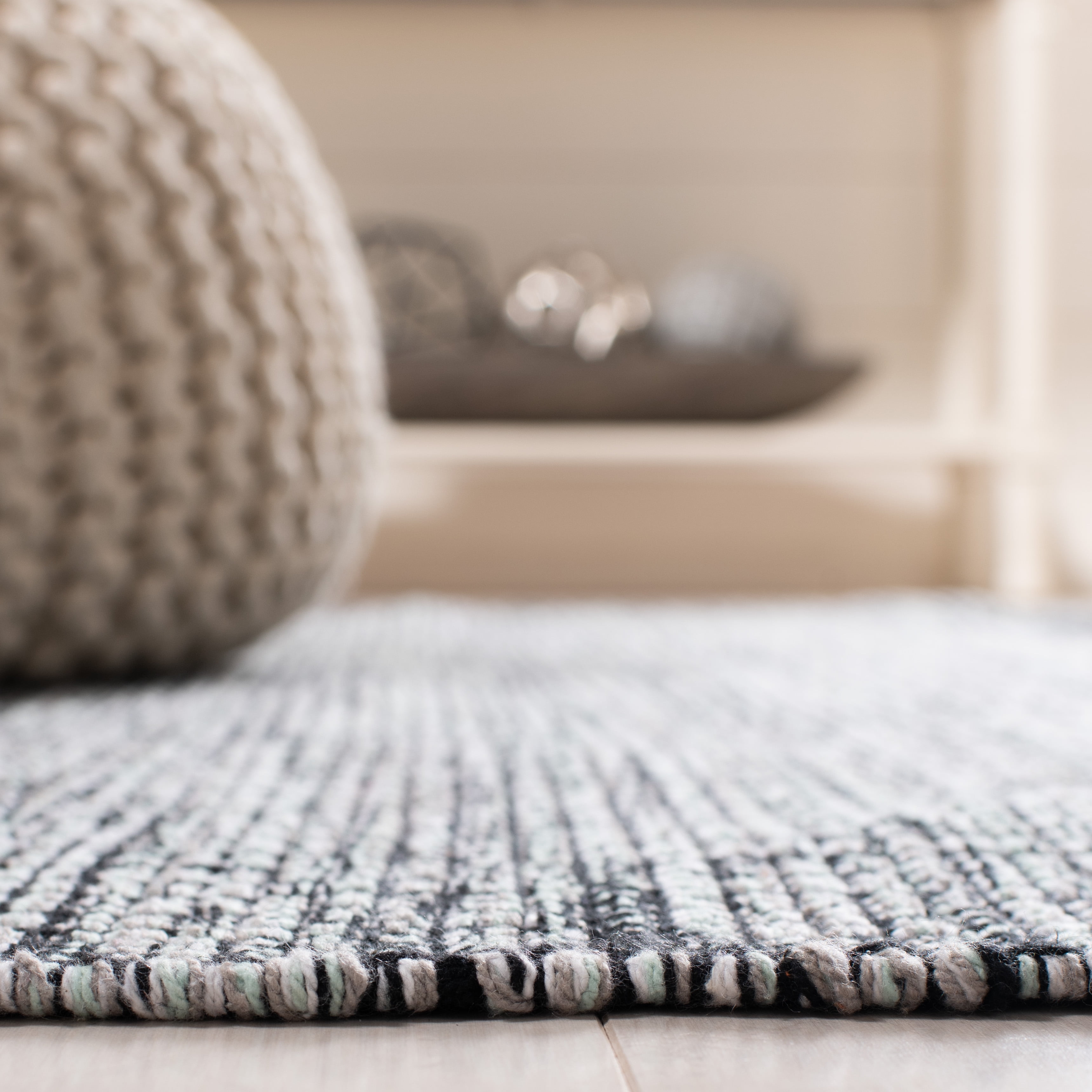 SAFAVIEH Montauk Kelsey Distressed Cotton Area Rug, Light Green/Black, 5' x 8'