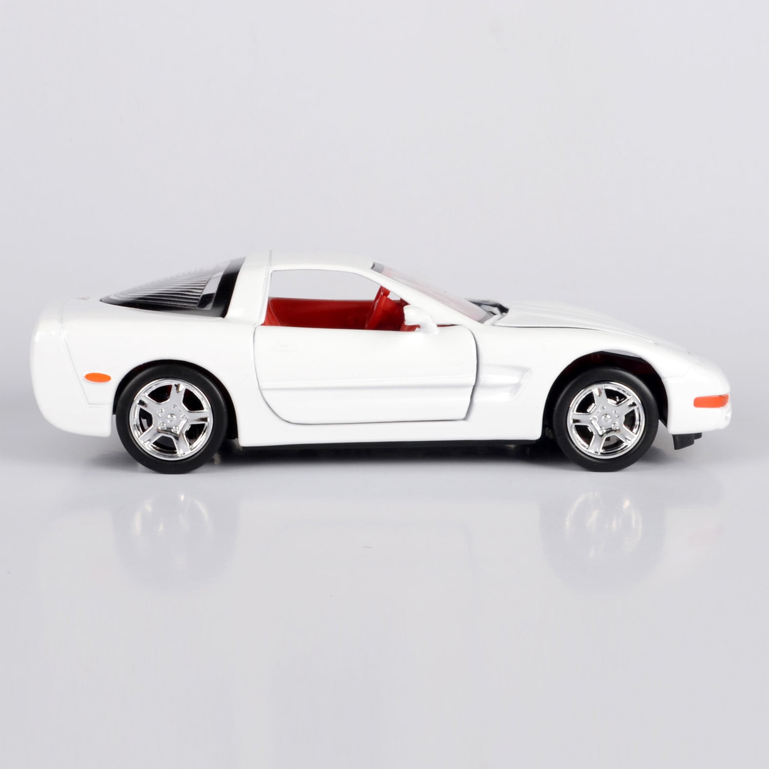 1:24 Die Cast Motormax 1997 Corvette Coupe 5th Generation. Part of the History of Corvettes Collection