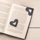 thumbnail image 4 of Marcapáginas de cuero con forma de corazón hecho a mano | Marcapáginas de lectura personalizado con funda de terciopelo | Regalo para amantes de la lectura, lectores y estudiantes, 4 of 5
