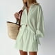 thumbnail image 5 of Conjunto de Dos Piezas para Mujer: Blusa Holgada de Larga Abullonada y Pantalones Cortos de Cintura Alta con Bolsillos Laterales. Verde L, 5 of 8