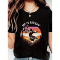 thumbnail image 1 of Camiseta informal de Pascua con estampado digital "Él es Dios jugando al baloncesto", 100 % algodón puro de 220 g, ideal para adultos, hombres, mujeres, adolescentes, jóvenes y para el tiempo libre., 1 of 6