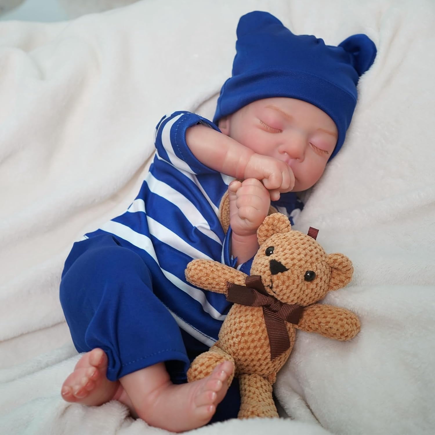 17" Lifelike Reborn Baby Doll with Soft Cloth Body, Realistic Sleeping Newborn with Closed Eyes, Gift for Kids 3+ Years Old