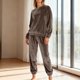 thumbnail image 1 of Conjunto de pijama de terciopelo grueso y cálido para mujer, con cuello redondo, estampado y pantalones de poliéster para invierno., 1 of 5
