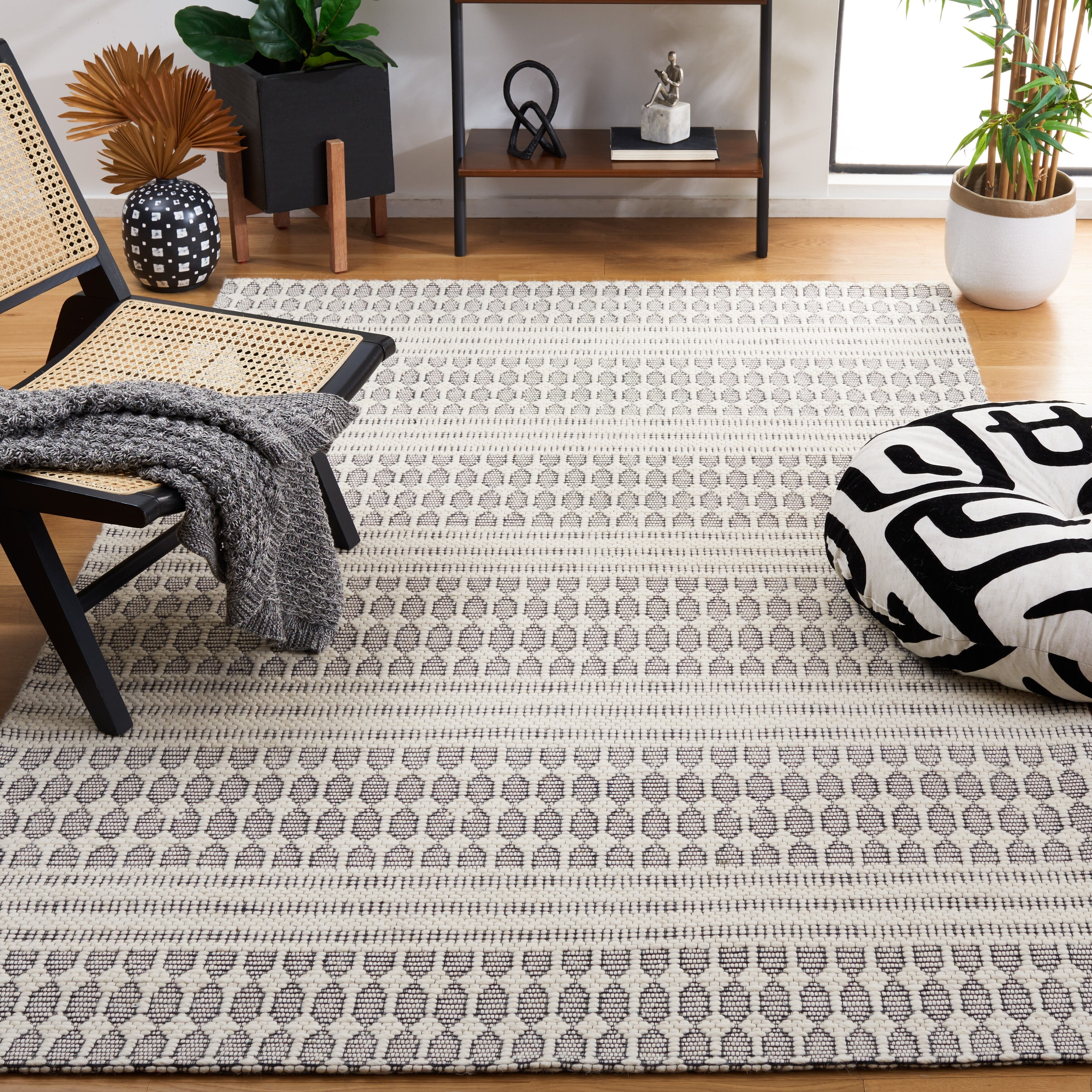 SAFAVIEH Marbella Norton Geometric Area Rug, Ivory/Beige, 4' x 6'