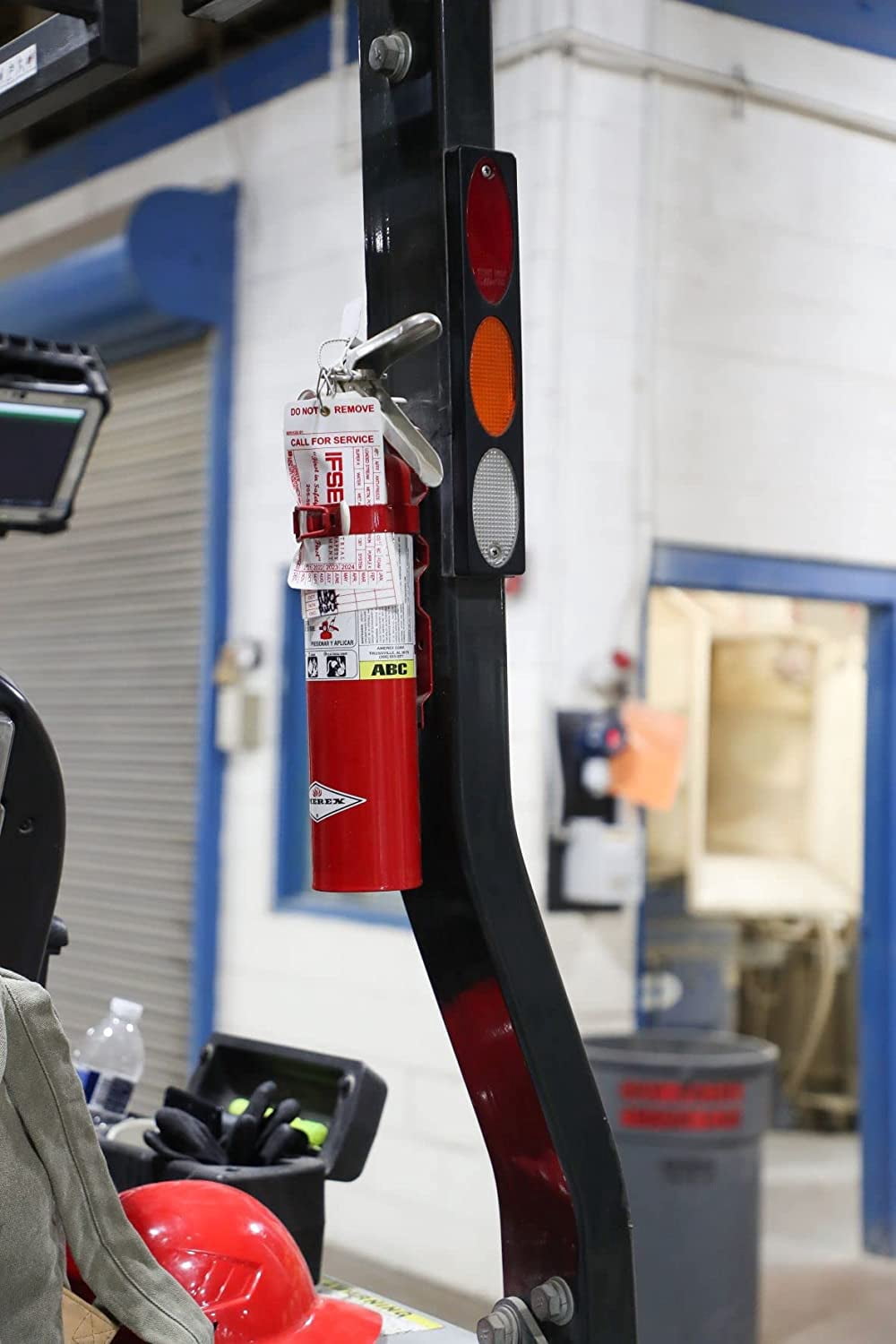 Amerex?? 2.5 Pound Stored Pressure ABC Dry Chemical 1A:10B:C Multi-Purpose Fire Extinguisher For Class A, B And C Fires With Anodized Aluminum Valve, Vehicle Bracket And Nozzle.