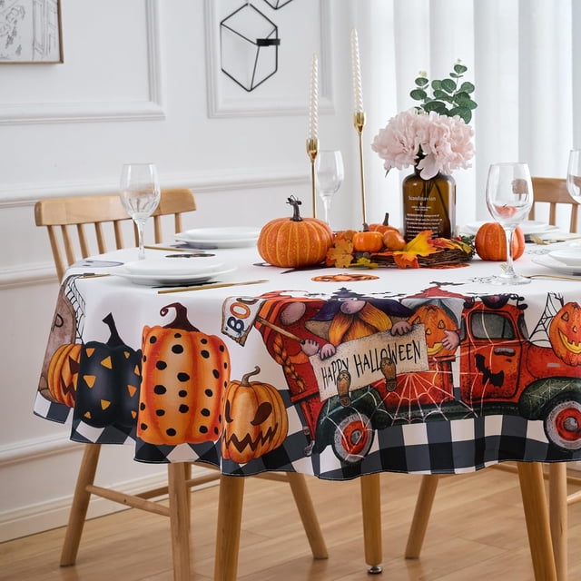 Nappe Ronde d'Halloween Blanche 70 Pouces Citrouille Fantôme Tombe Toile d'Araignée Carreaux Baffalo Nappe - Housse de Table en Polyester Hydrofuge, Lavable, Réutilisable pour Décoration de Table de Fête et de Salle à Manger