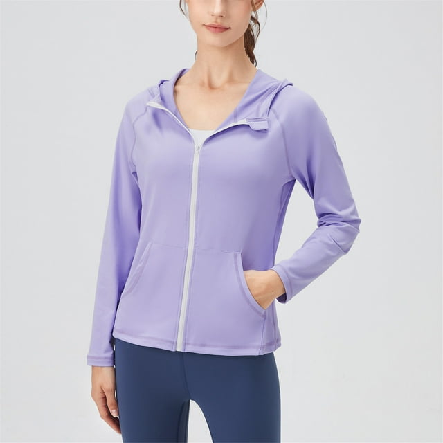 Chaqueta deportiva con capucha para mujer, bolsillos con cremallera completa y corte ajustado.