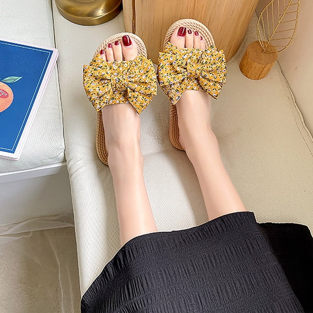 sandalias mujer con cómodas sandalias de interior y exterior zapatillas de ocio wmkox8yii nm10018 Sandalias tipo flip‑flop amarillas con lazo floral visible, vista frontal centrada de ambos pies sobre sofá; suela de goma de 2 cm y plantilla acolchada, pala de tela transpirable y diseño antideslizante, uso casual interior y exterior, adecuadas para combinar con vestido, shorts o jeans.