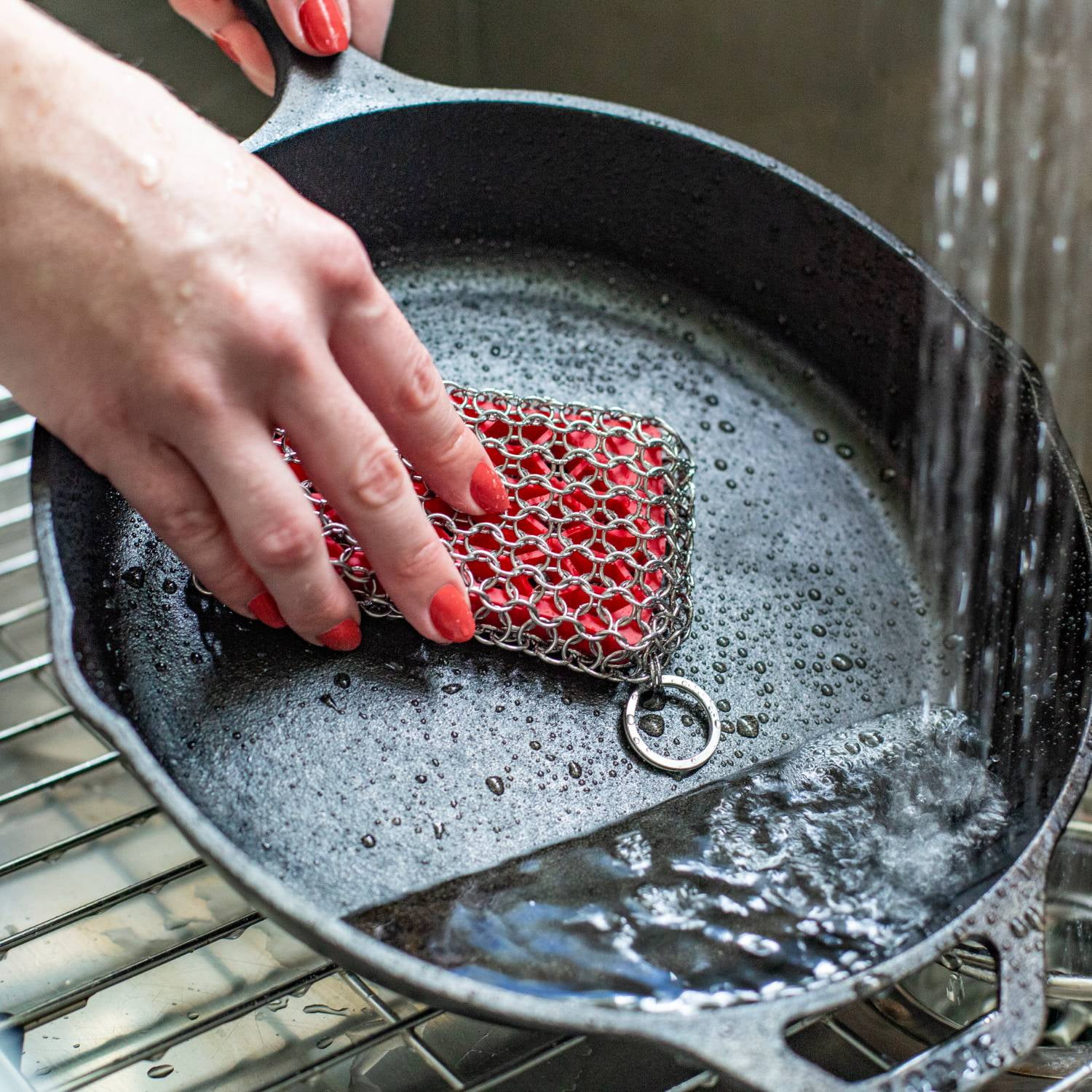 Lodge's Bestselling Scrubbing Pad Pulls 'Crusty Gunk' Off Cast Iron in  'Less Than a Minute