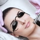 thumbnail image 3 of Juego de 2 gafas de seguridad con parche para los ojos, protección ocular contra luz roja y azul para pacientes con terapia de luz LED infrarroja, UV e IPL (estuche rígido y parche, color negro), 3 of 7